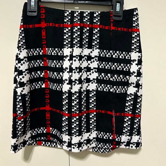 Red black and white skirt - Picture 1 of 1